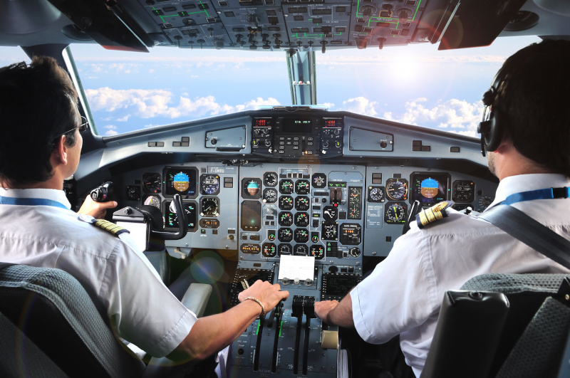 Zwei Piloten im Cockpit