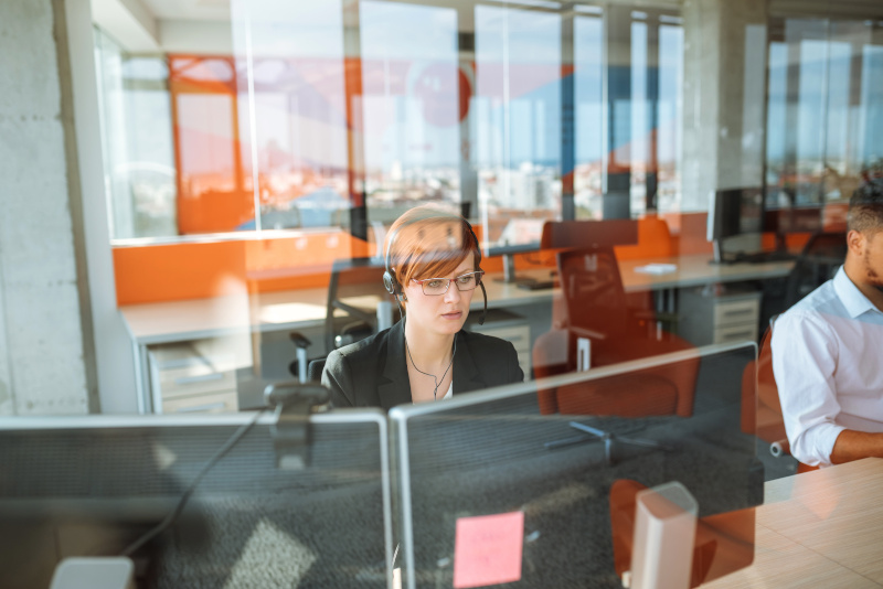 Telefonistin in einem Callcenter