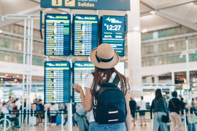 Touristin am Flughafen